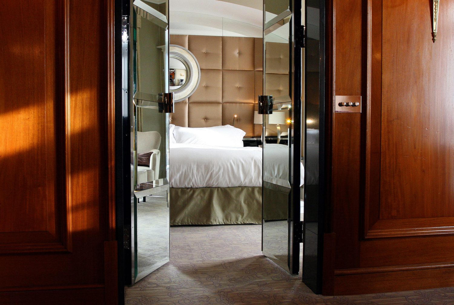Chelsea Suite at The Berkeley Hotel by Daniel Hopwood – wooden panelling, bedroom. Boutique hotel design